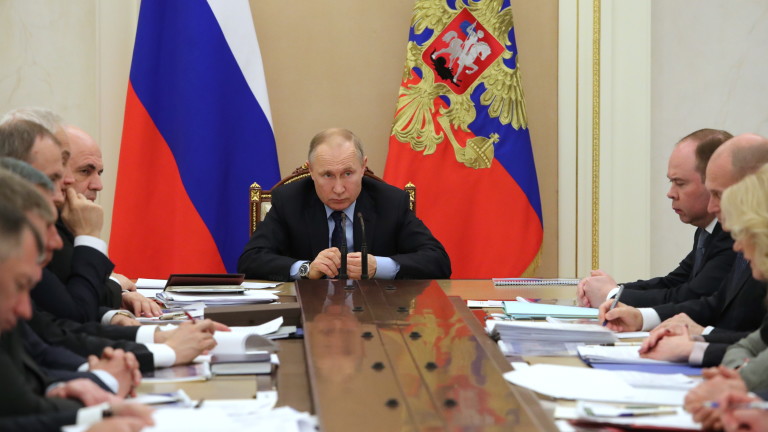 epa08301156 Russian President Vladimir Putin (C) chairs a meeting with government members at the Kremlin in Moscow, Russia, 17 March 2020.  EPA/MICHAEL KLIMENTYEV/SPUTNIK/KREMLIN POOL / POOL MANDATORY CREDIT