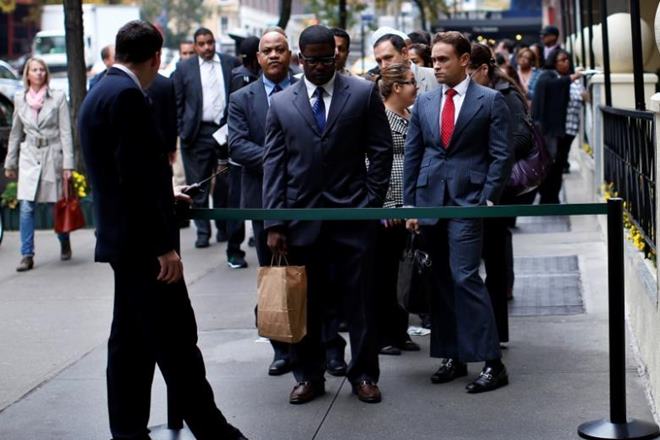 Job seekers stand in line to meet with prospective employers at a career fair in New York City, October 24, 2012.   REUTERS/Mike Segar