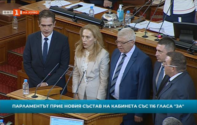 parlamentat-prie-ostavkite-na-petimata-ministri-novite-polojiha-kletva-4