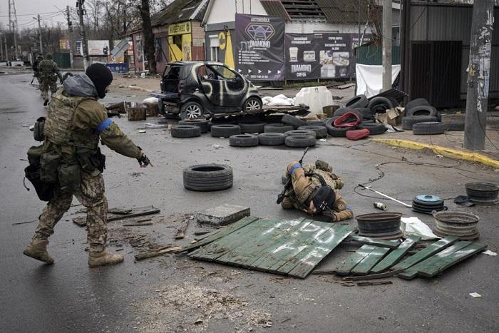 resize_Украински войници проверяват улиците на Буча за мини АП БТА