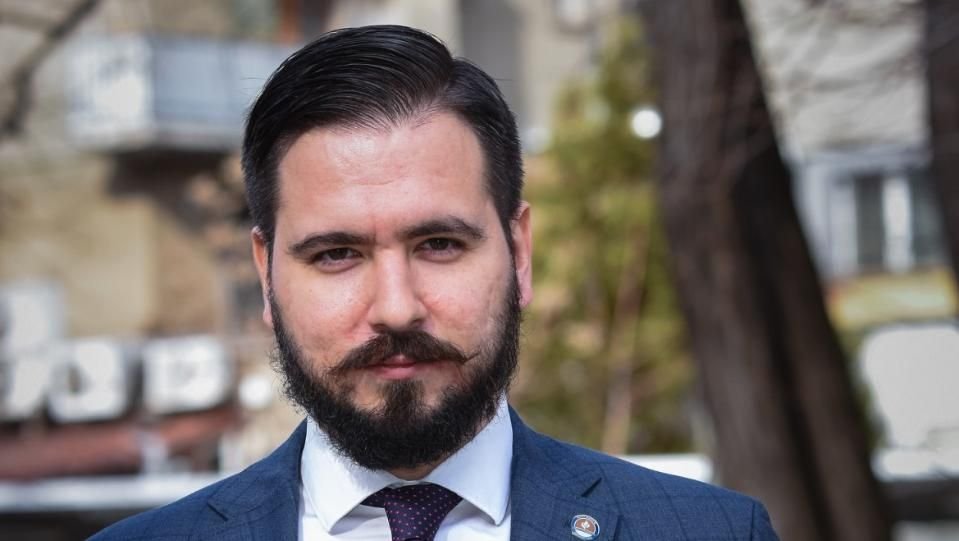 13-interview_1023614606386851958_big